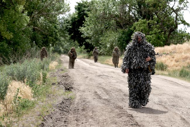 Бойцы возвращаются с позиций