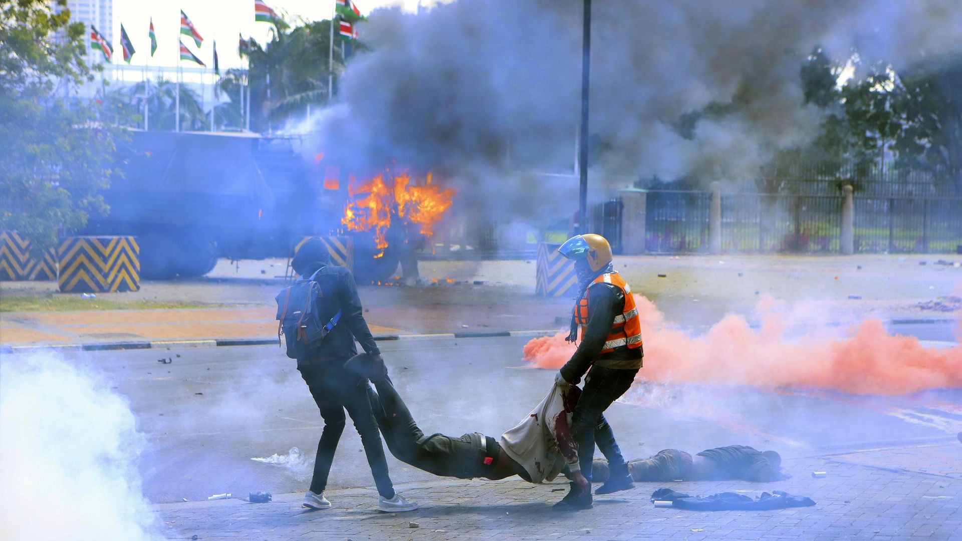 Протестующие переносят тело мужчины в центре Найроби. 25 июня 2024 - РИА Новости, 1920, 25.06.2024