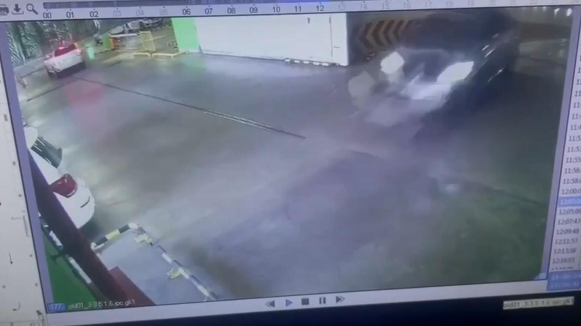 Момент падения автомобиля с третьего этажа парковки в Краснодаре Момент падения автомобиля с третьего этажа парковки в Краснодаре - РИА Новости, 1920, 25.06.2024