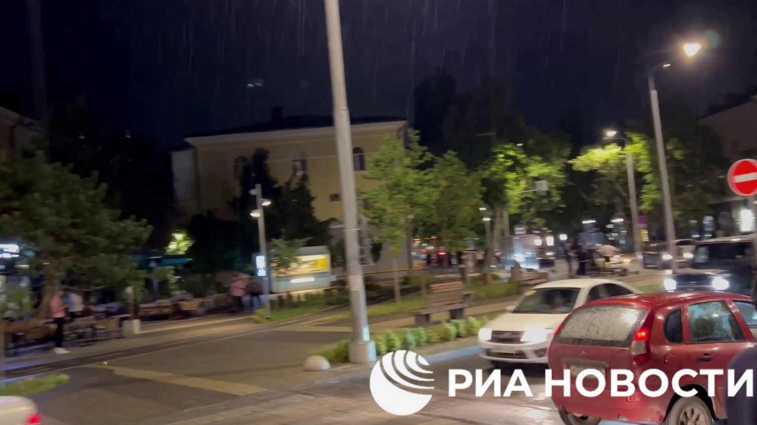 Ситуация на Университетской площади в Махачкале, где полиция проводила проверку после сообщения о вооруженном человеке Ситуация на Университетской площади в Махачкале, где полиция проводила проверку после сообщения о вооруженном человеке - РИА Новости, 1920, 25.06.2024