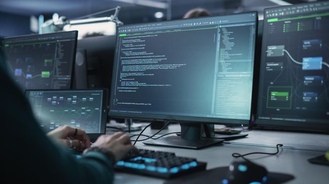 Программист за работой 
