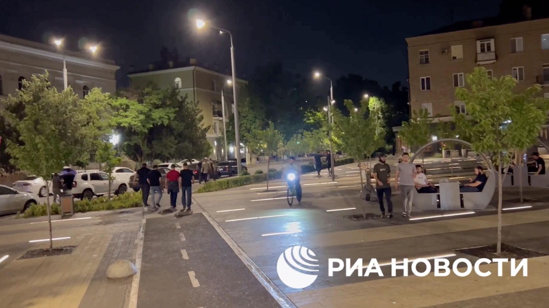 Обстановка на Университетской площади в Махачкале, где полиция проводила проверку после сообщения о вооруженном человеке - РИА Новости, 1920, 28.06.2024