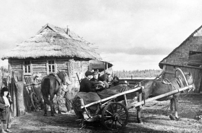 Крестьяне снабжают советских партизан продовольствием. Крестьяне снабжают советских партизан продовольствием.