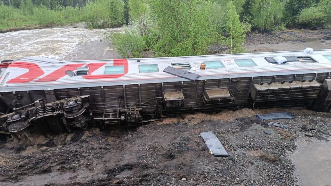 Место происшествия, где девять вагонов пассажирского поезда № 511 Воркута — Новороссийск сошли с рельсов на перегоне в Коми Место происшествия, где девять вагонов пассажирского поезда № 511 Воркута — Новороссийск сошли с рельсов на перегоне в Коми - РИА Новости, 1920, 27.06.2024