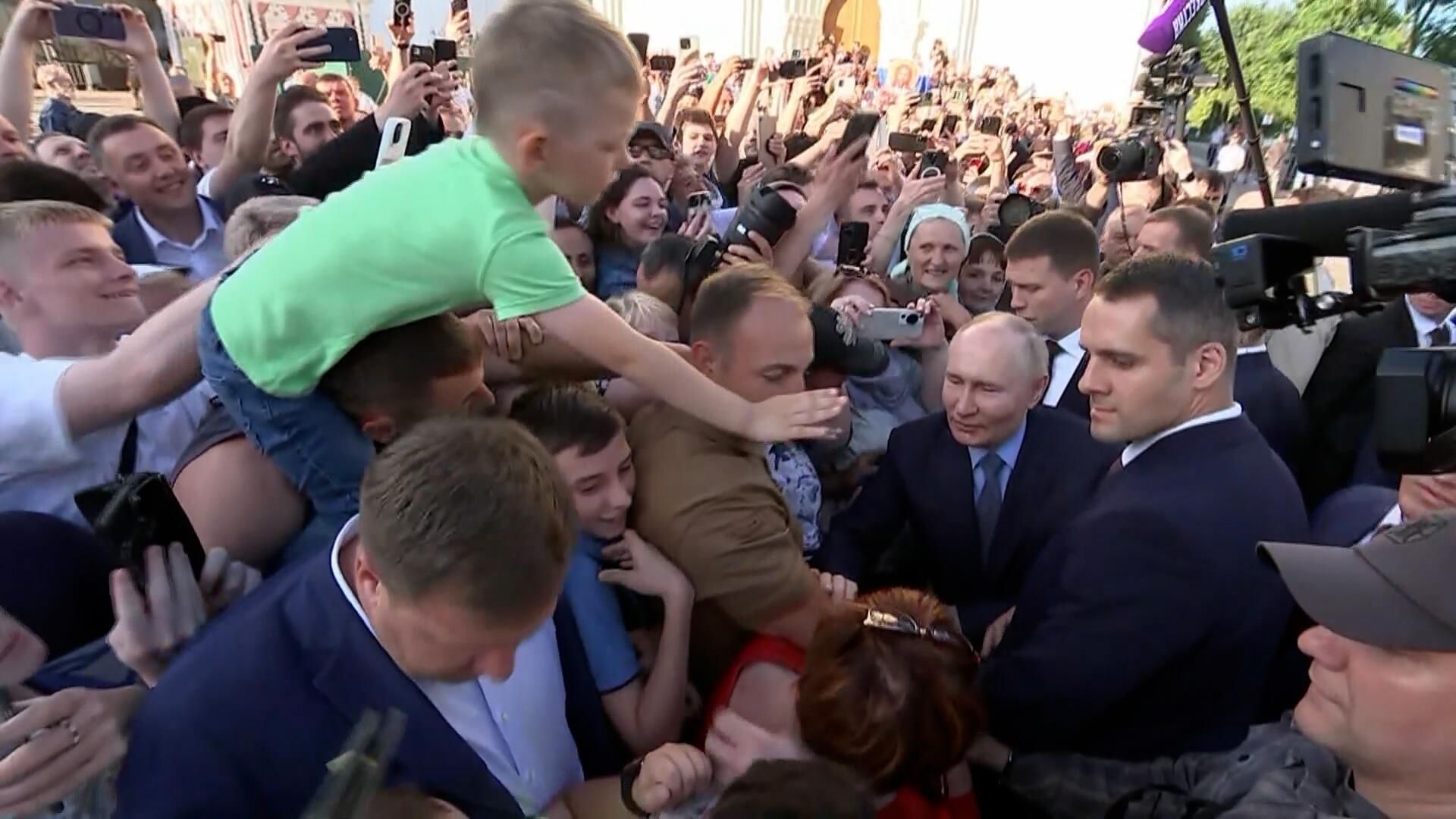 Общение Путина с верующими в Троице-Сергиевой лавре Общение Путина с верующими в Троице-Сергиевой лавре - РИА Новости, 1920, 26.06.2024