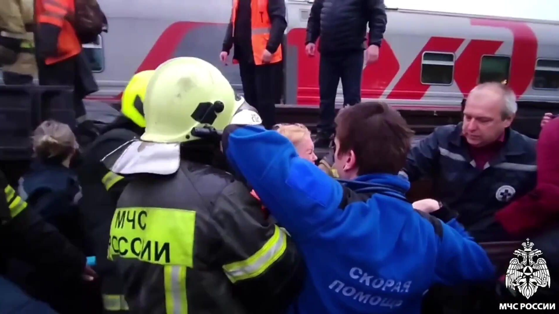 Сотрудники МЧС эвакуируют пострадавших из пассажирского поезда, сошедшего с рельсов в районе города Инта республики Коми - РИА Новости, 1920, 27.06.2024