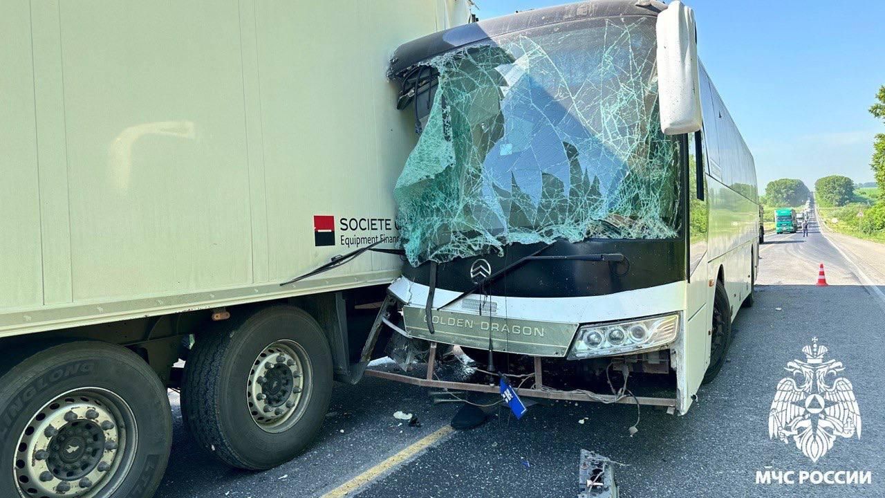 На месте ДТП с автобусом и грузовиком в Кемеровской области На месте ДТП с автобусом и грузовиком в Кемеровской области - РИА Новости, 1920, 27.06.2024