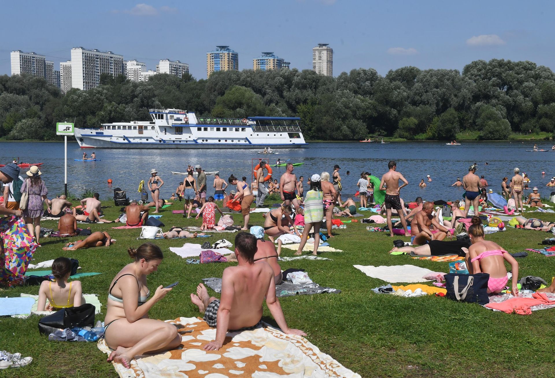 Отдых москвичей на московских пляжах Отдых москвичей на московских пляжах - РИА Новости, 1920, 30.04.2025