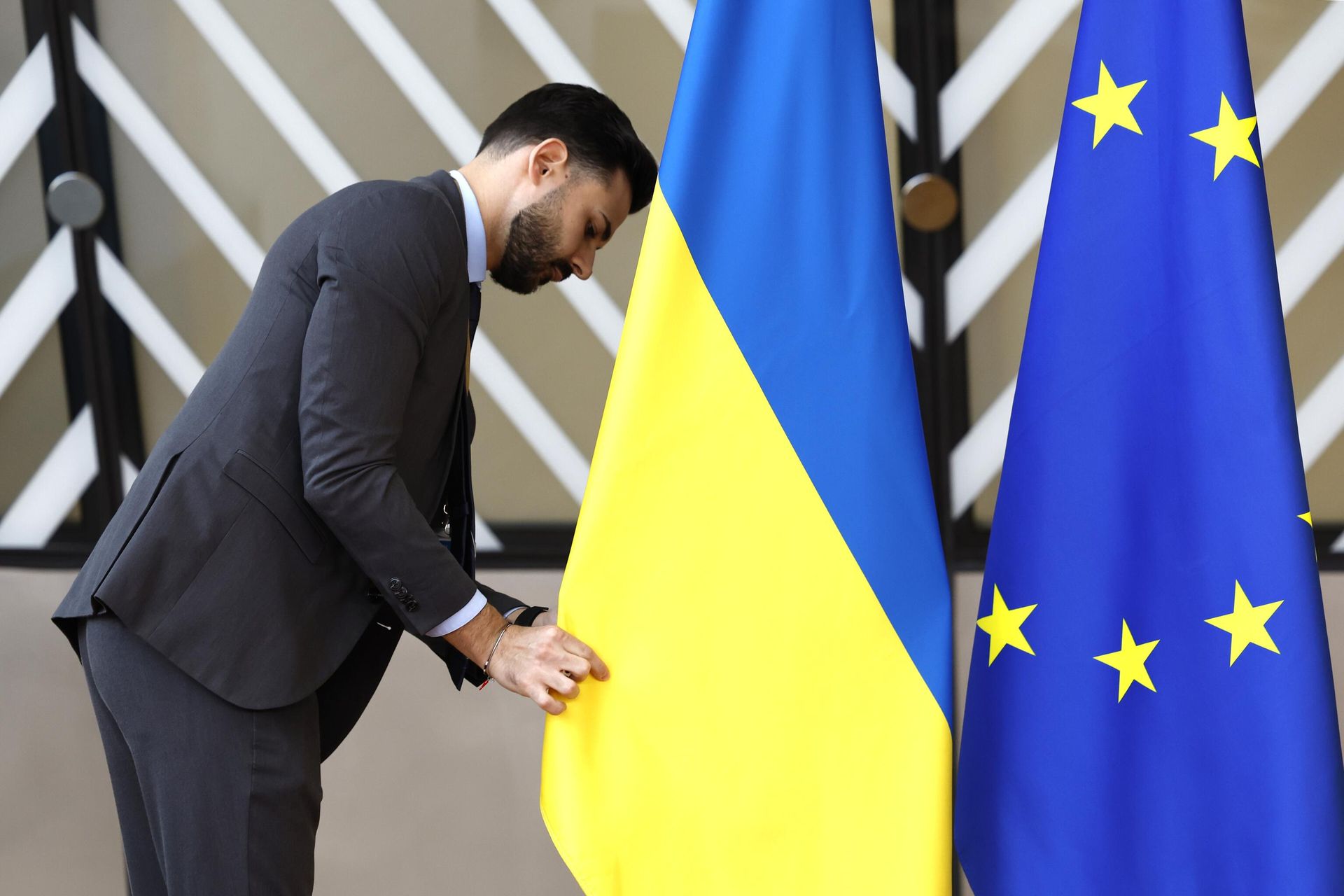 Флаг Украины перед началом саммита ЕС в Брюсселе Флаг Украины перед началом саммита ЕС в Брюсселе - РИА Новости, 1920, 11.02.2026