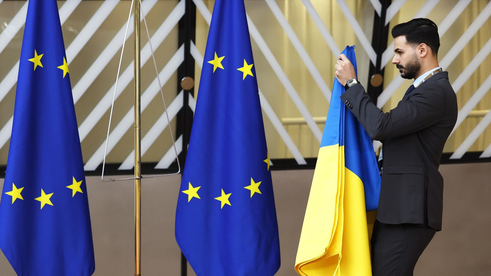 Флаг Украины перед началом саммита ЕС в Брюсселе Флаг Украины перед началом саммита ЕС в Брюсселе - РИА Новости, 1920, 22.12.2025