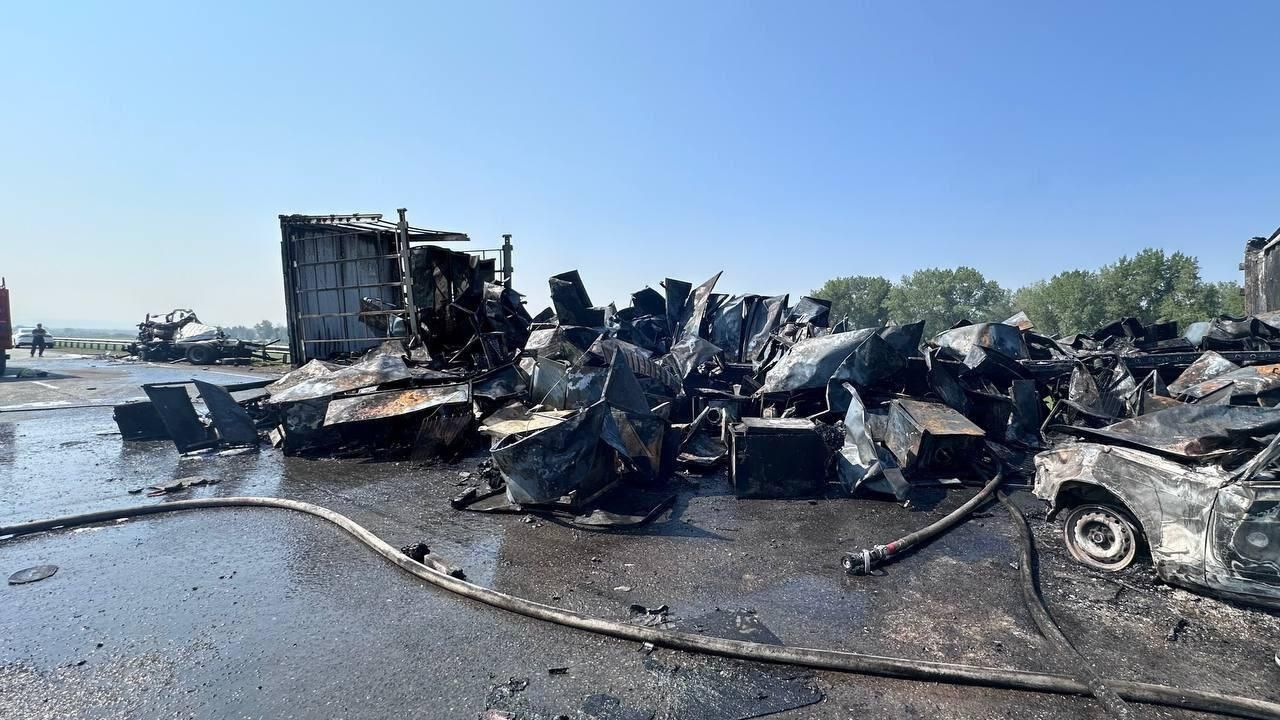На месте ДТП с двумя грузовиками и легковыми автомобилями на трассе в Красноярском крае На месте ДТП с двумя грузовиками и легковыми автомобилями на трассе в Красноярском крае - РИА Новости, 1920, 28.06.2024