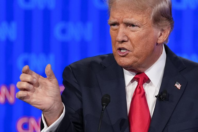 Бывший президент Дональд Трамп выступает во время телевизионных дебатов с президентом Джо Байденом Бывший президент Дональд Трамп выступает во время телевизионных дебатов с президентом Джо Байденом