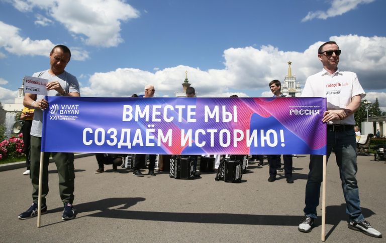 Выставка Россия. Триумф русского баяна: грандиозное шествие играющего оркестра Выставка Россия. Триумф русского баяна: грандиозное шествие играющего оркестра