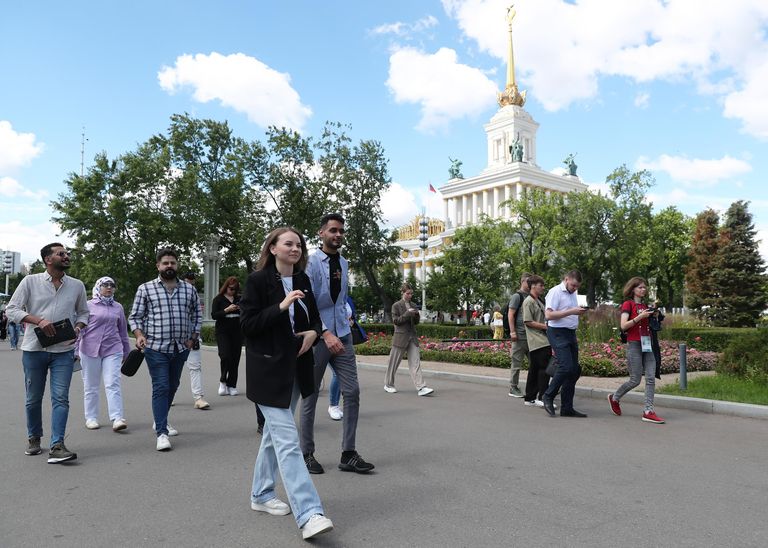 Выставка Россия. Экскурсия для иностранных журналистов Russia Today Выставка Россия. Экскурсия для иностранных журналистов Russia Today