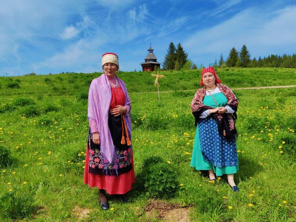 Архитектурно-этнографический музей Хохловка. Сотрудницы в старинных костюмах жителей региона Архитектурно-этнографический музей Хохловка. Сотрудницы в старинных костюмах жителей региона