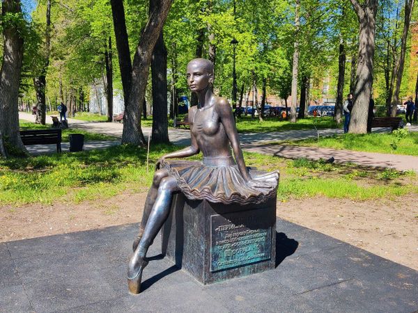 Пермь. Скульптура балерины находится у театра оперы и балета имени Чайковского Пермь. Скульптура балерины находится у театра оперы и балета имени Чайковского
