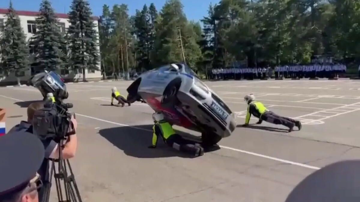 Автомобиль наехал на инспектора ГИБДД во время показательных выступлений в Ивантеевке. Кадр видео очевидца - РИА Новости, 1920, 28.06.2024