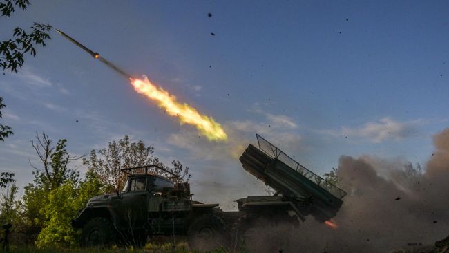 Военнослужащие реактивной артиллерии 85-й отдельной мотострелковой бригады 2-го армейского корпуса ВС РФ ведут огонь из РСЗО 9К55 Град-1 на Артемовском направлении в зоне проведения СВО