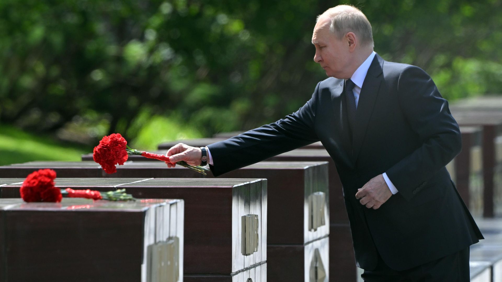 Президент России Владимир Путин возлагает цветы к тумбам городов-героев в Александровском саду в Москве на церемонии в День памяти и скорби Президент России Владимир Путин возлагает цветы к тумбам городов-героев в Александровском саду в Москве на церемонии в День памяти и скорби - РИА Новости, 1920, 22.06.2025