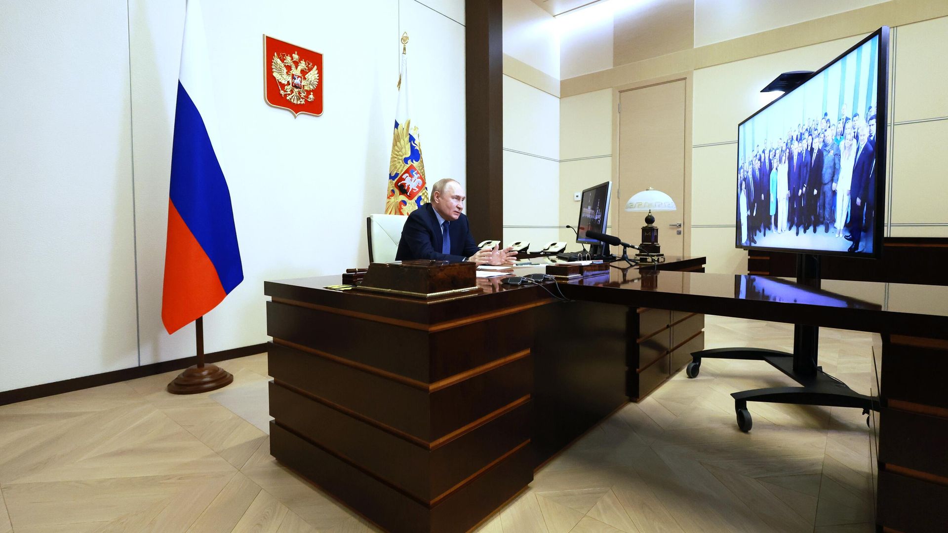 Президент РФ Владимир Путин в режиме видеосвязи проводит встречу с выпускниками программы кадрового резерва Высшей школы госуправления РАНХиГС Президент РФ Владимир Путин в режиме видеосвязи проводит встречу с выпускниками программы кадрового резерва Высшей школы госуправления РАНХиГС - РИА Новости, 1920, 28.06.2024
