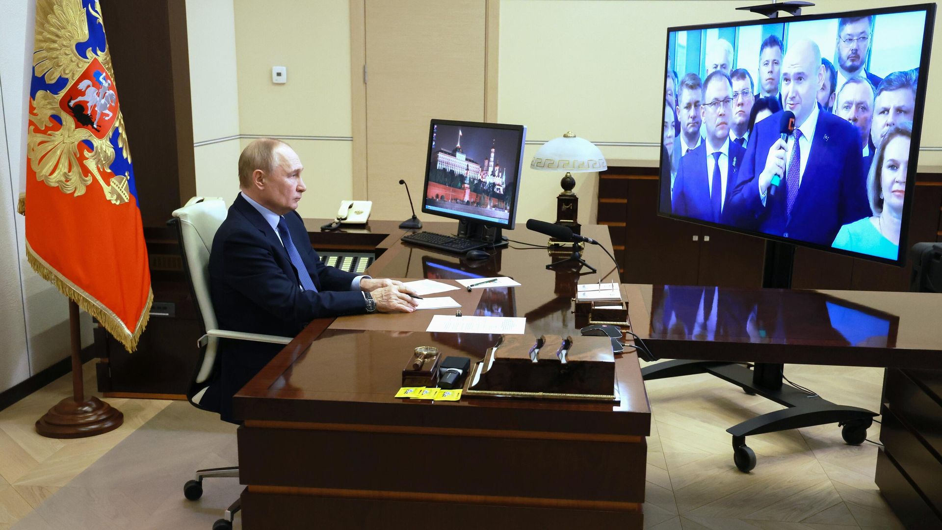 Президент РФ Владимир Путин в режиме видеосвязи проводит встречу с выпускниками программы кадрового резерва Высшей школы госуправления РАНХиГС Президент РФ Владимир Путин в режиме видеосвязи проводит встречу с выпускниками программы кадрового резерва Высшей школы госуправления РАНХиГС - РИА Новости, 1920, 28.06.2024