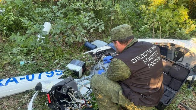 Место происшествия, где планер поломался во время полета и упал на территории аэроклуба в Пензенской области