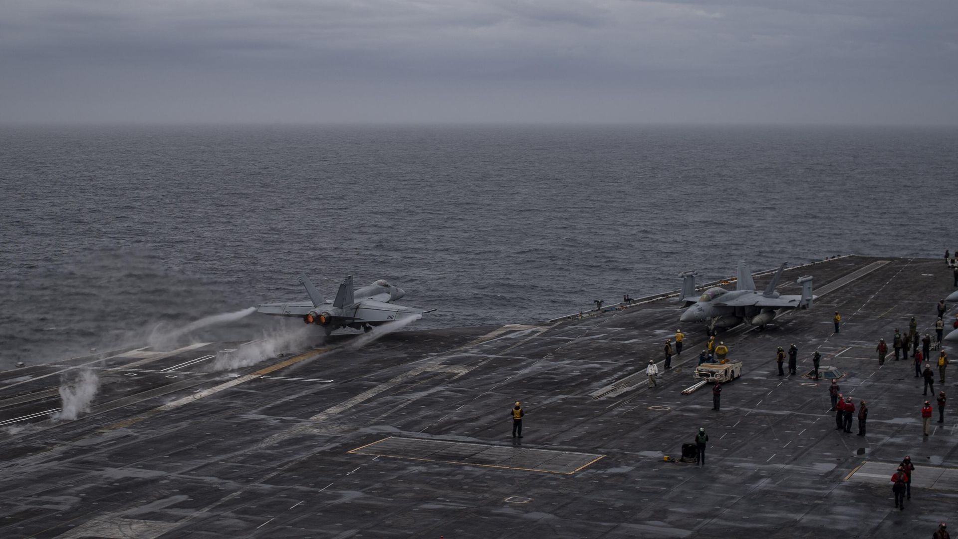 Американский истребитель взлетает с авианосца USS Theodore Roosevelt во время учений Freedom Edge, проводимых США, Японией и Южной Кореей в Восточно-Китайском море - РИА Новости, 1920, 13.11.2024