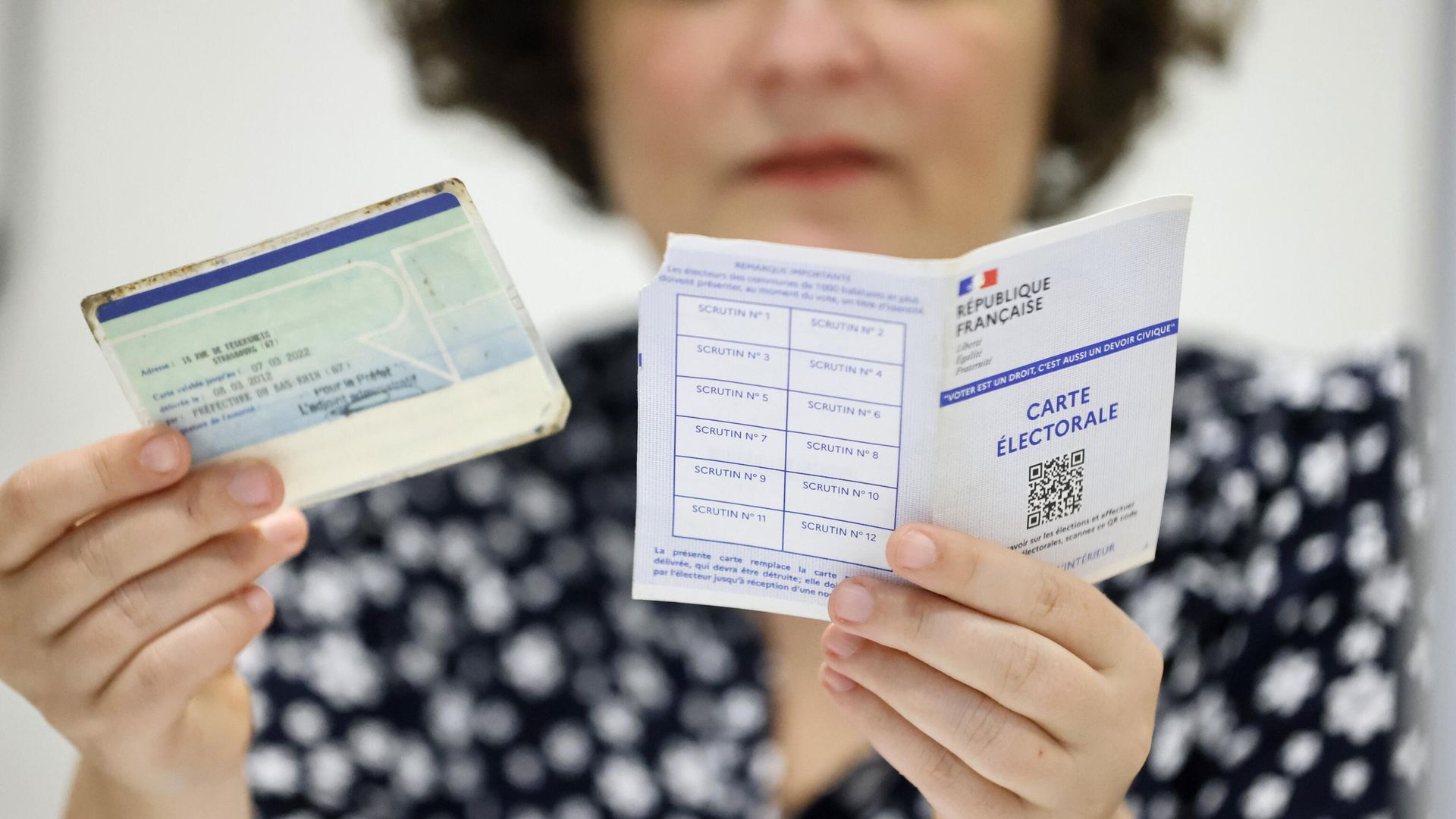 Ассистент проверяет документы избирателя на парламентских выборах во Франции - РИА Новости, 1920, 30.06.2024