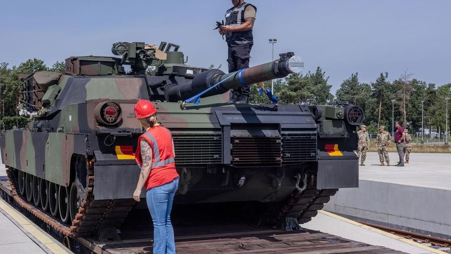 Танки M1 Abrams , переброшенные на новую американскую базу НАТО в Польше Танки M1 Abrams , переброшенные на новую американскую базу НАТО в Польше - РИА Новости, 1920, 22.07.2024