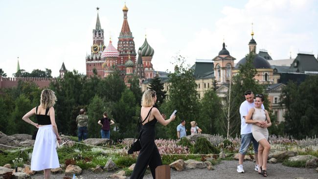 Отдых горожан в парке Зарядье в Москве