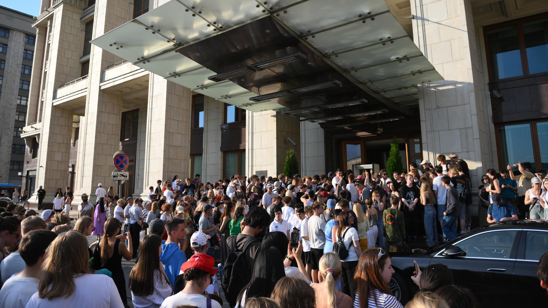 Поклонники музыканта Канье Уэста у отеля Four Seasons в Москве Поклонники музыканта Канье Уэста у отеля Four Seasons в Москве - РИА Новости, 1920, 30.06.2024