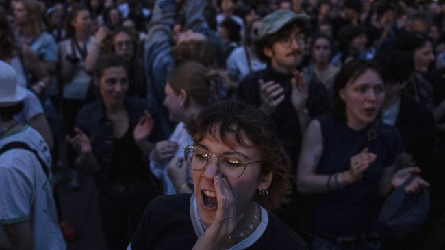 Протестующие в Париже на фоне итогов I тура выборов в законодательные органы
