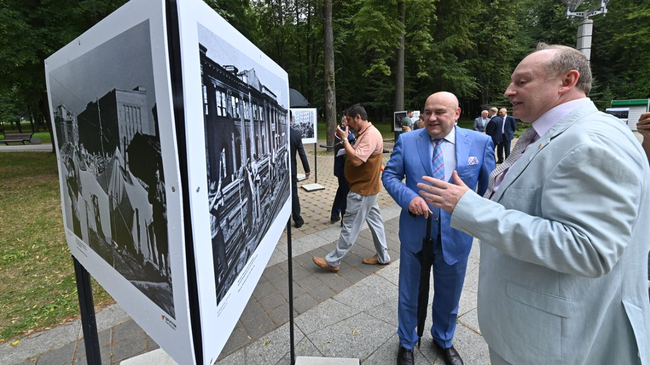 Руководитель корреспондентского пункт Sputnik Беларусь Андрей Качура и советник-посланник посольства России в Беларуси Петр Фролов на открытии выставки Освобождение. Путь к Победе в Минске Руководитель корреспондентского пункт Sputnik Беларусь Андрей Качура и советник-посланник посольства России в Беларуси Петр Фролов на открытии выставки Освобождение. Путь к Победе в Минске