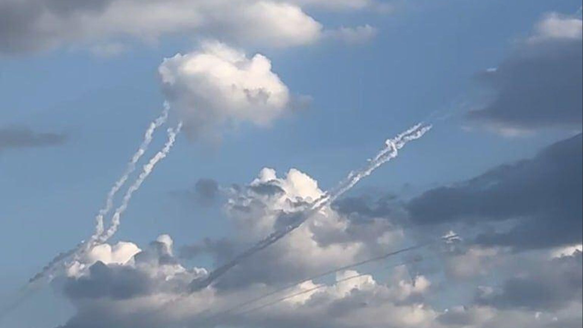 Следы от ракет ПВО в небе над Севастополем Следы от ракет ПВО в небе над Севастополем - РИА Новости, 1920, 01.07.2024