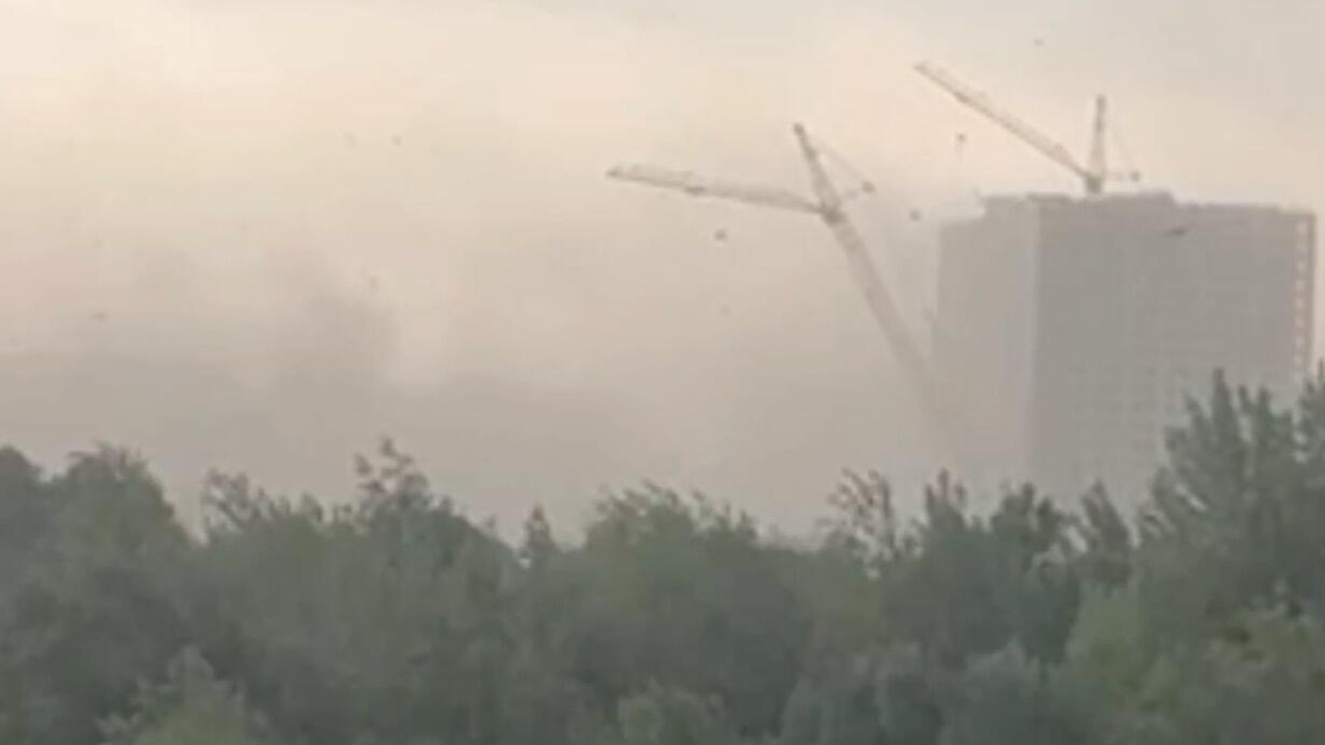 Строительный кран, который повалило шквалистым ветром в Санкт-Петербурге. Кадр видео очевидца Строительный кран, который повалило шквалистым ветром в Санкт-Петербурге. Кадр видео очевидца - РИА Новости, 1920, 01.07.2024
