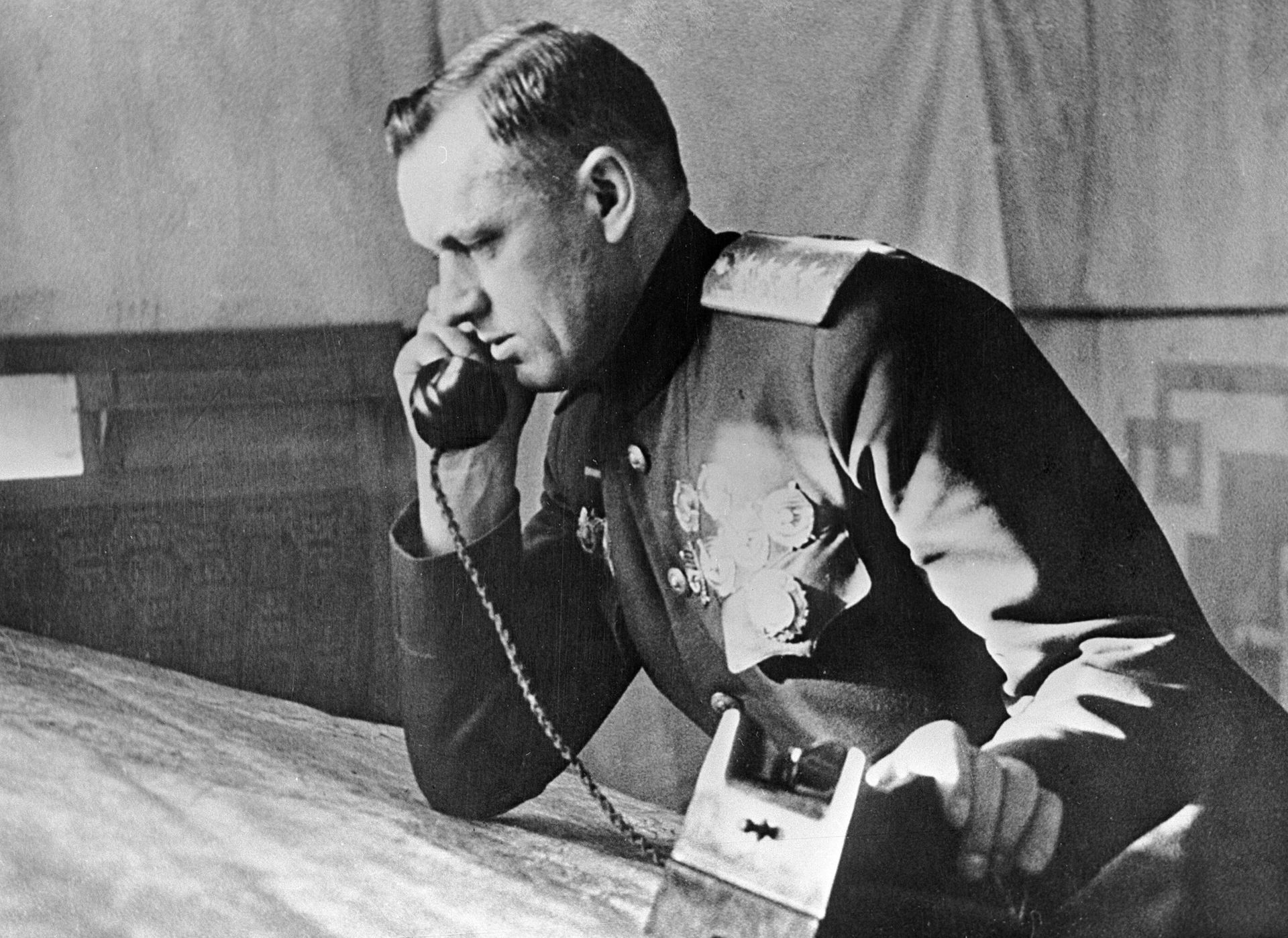Освобождение Беларуси от немецко-фашистских захватчиков.
Командующий I-м Белорусским фронтом генерал армии Константин Рокоссовский у карты в командном пункте фронта - РИА Новости, 1920, 22.05.2026