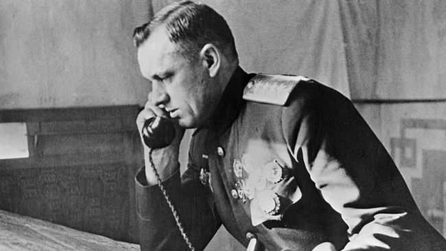 Освобождение Беларуси от немецко-фашистских захватчиков.
Командующий I-м Белорусским фронтом генерал армии Константин Рокоссовский у карты в командном пункте фронта