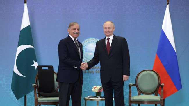 Президент РФ Владимир Путин и премьер-министр Исламской Республики Пакистан Шехбаз Шариф во время встречи на полях саммита Шанхайской организации сотрудничества. 2024 год