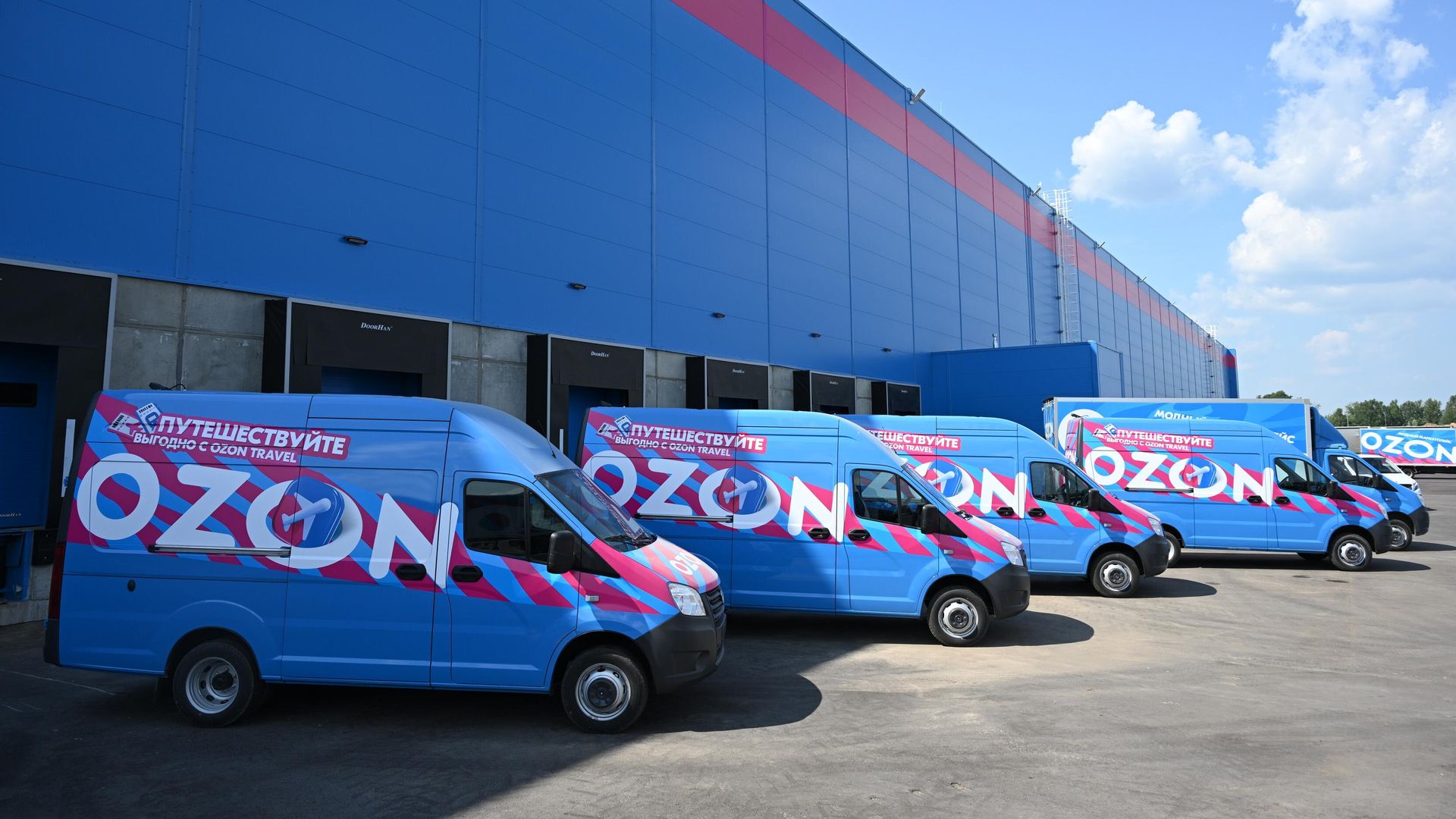 Машины у оптово-распределительного центра группы компаний Ozon в Зеленодольске Машины у оптово-распределительного центра группы компаний Ozon в Зеленодольске - РИА Новости, 1920, 06.11.2025