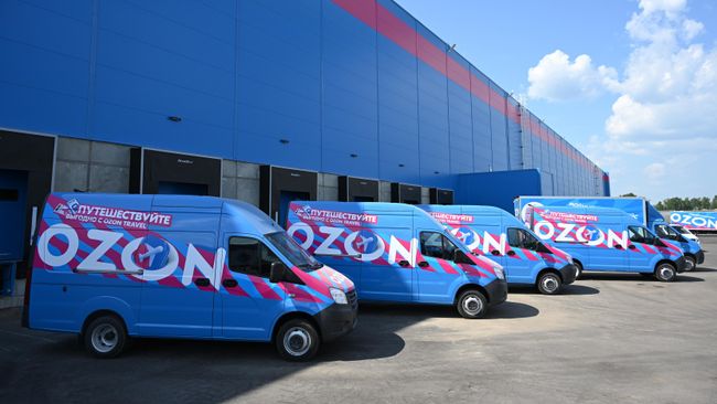 Машины у оптово-распределительного центра группы компаний Ozon в Зеленодольске