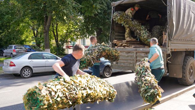 Погрузка маскировочных сетей от Брянской таможни для бойцов спецоперации