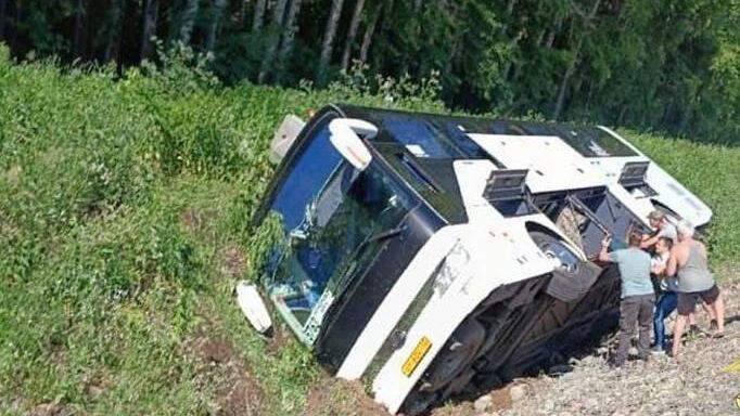 Место ДТП, где рейсовый автобус съехал с дороги и опрокинулся в Топкинском районе Кузбасса. 4 июля 2024 - РИА Новости, 1920, 04.07.2024