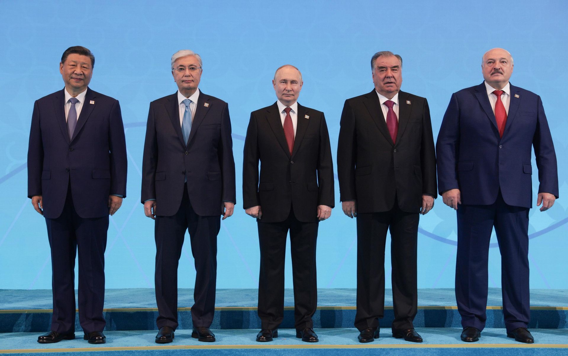 Президент РФ Владимир Путин на совместном фотографировании глав делегаций государств-членов Шанхайской организации сотрудничества Президент РФ Владимир Путин на совместном фотографировании глав делегаций государств-членов Шанхайской организации сотрудничества - РИА Новости, 1920, 04.07.2024