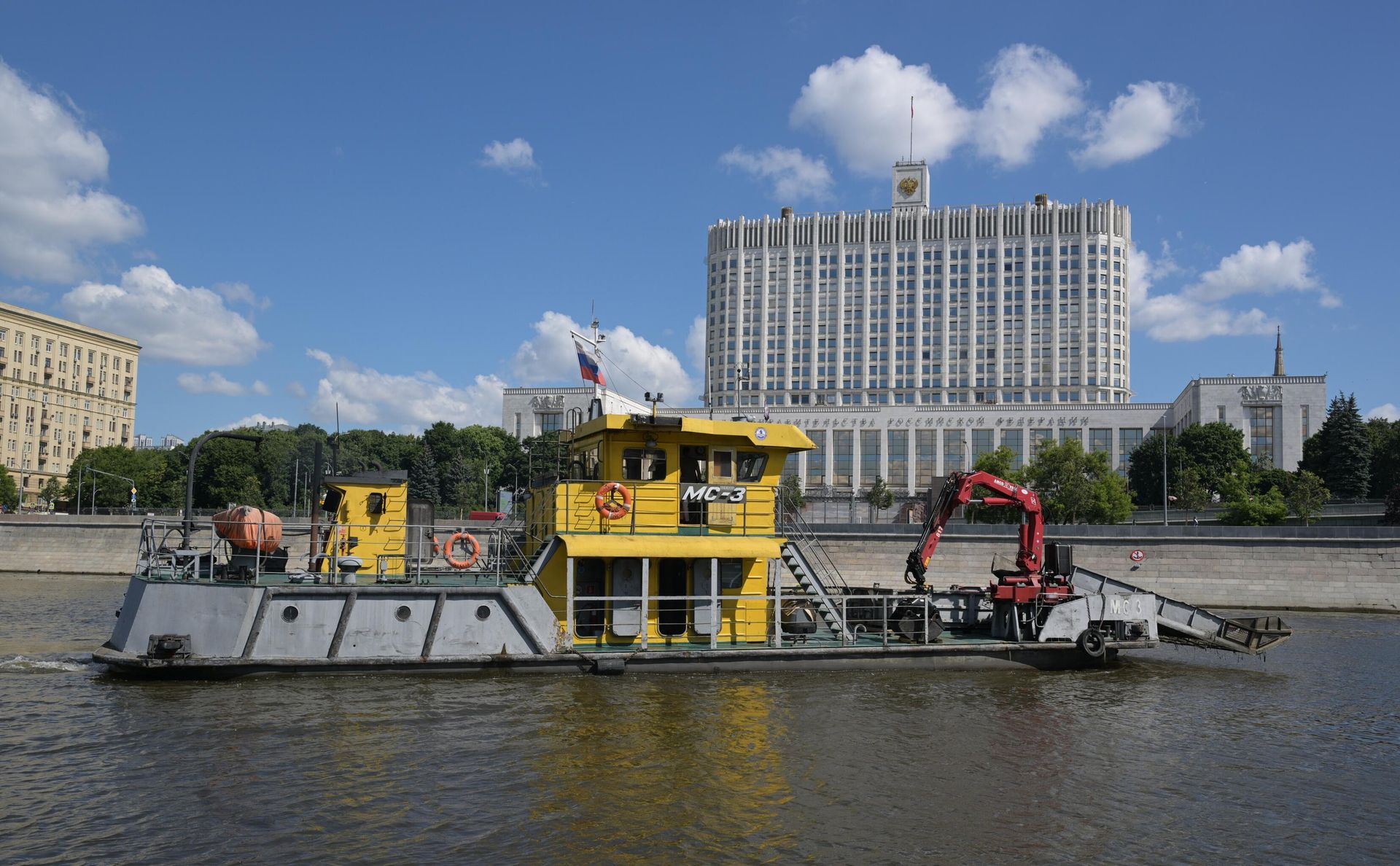 Судно-мусоросборщик МС-3 на Москве-реке Судно-мусоросборщик МС-3 на Москве-реке - РИА Новости, 1920, 04.07.2024