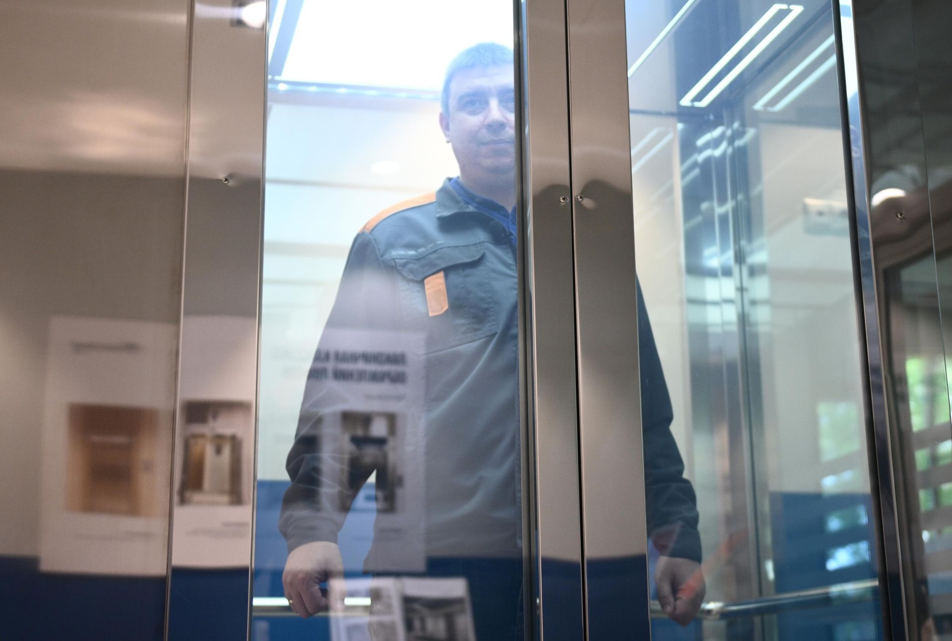 Сотрудник в кабине лифта в цехе завода по производству лифтов Мослифт в Москве Сотрудник в кабине лифта в цехе завода по производству лифтов Мослифт в Москве - РИА Новости, 1920, 04.07.2024