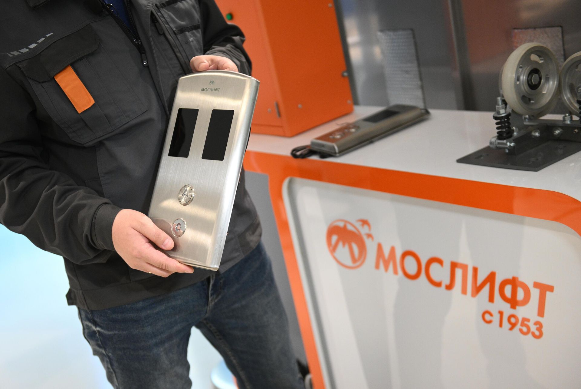 Сотрудник в цехе завода по производству лифтов Мослифт в Москве Сотрудник в цехе завода по производству лифтов Мослифт в Москве - РИА Новости, 1920, 04.07.2024