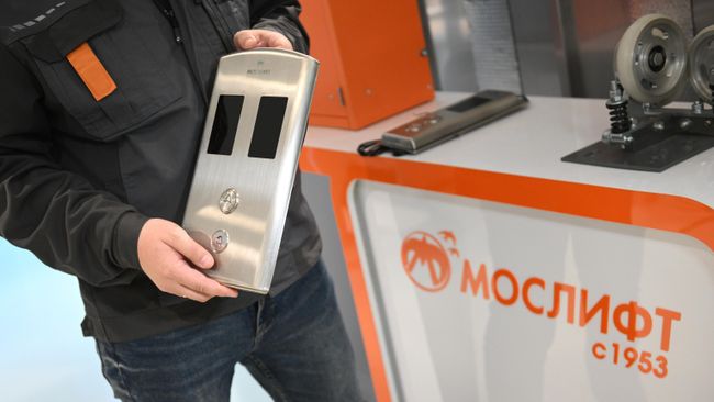 Сотрудник в цехе завода по производству лифтов Мослифт в Москве