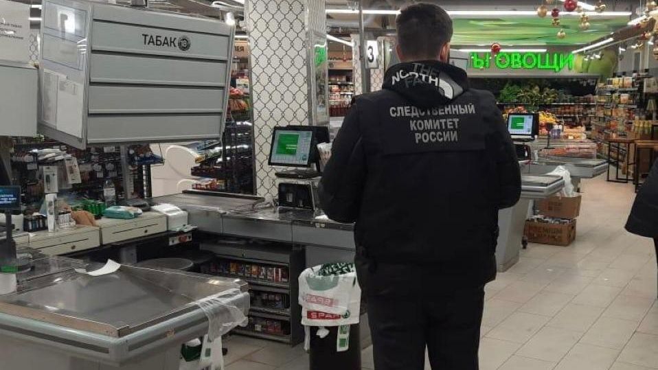 Сотрудник СК РФ на месте происшествия, где пьяный мужчина напал с ножом на подростка в супермаркете в нижегородской Выксе Сотрудник СК РФ на месте происшествия, где пьяный мужчина напал с ножом на подростка в супермаркете в нижегородской Выксе - РИА Новости, 1920, 04.07.2024