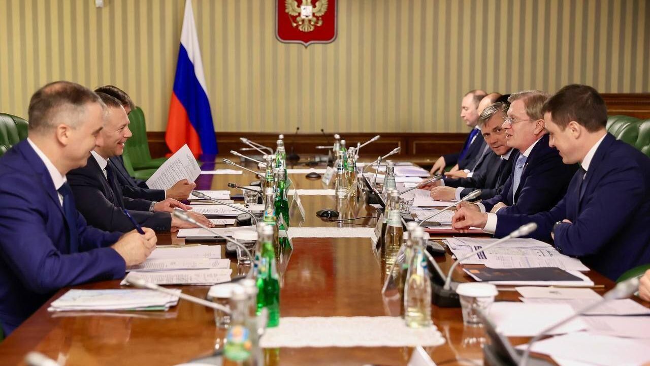 Губернатор Ярославской области Михаил Евраев и зампред правительства РФ Виталий Савельев Губернатор Ярославской области Михаил Евраев и зампред правительства РФ Виталий Савельев - РИА Новости, 1920, 04.07.2024