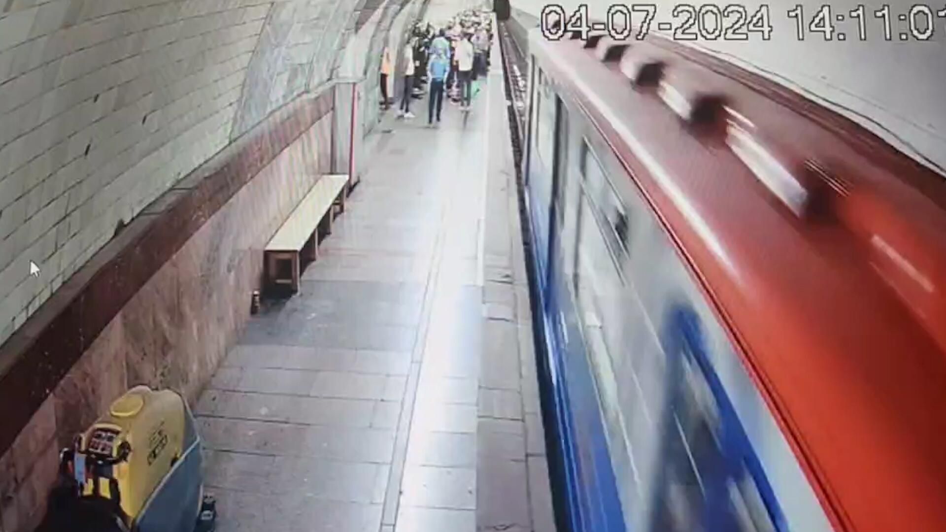 Обстановка на станции метро Лубянка, где произошло задымление Обстановка на станции метро Лубянка, где произошло задымление - РИА Новости, 1920, 04.07.2024